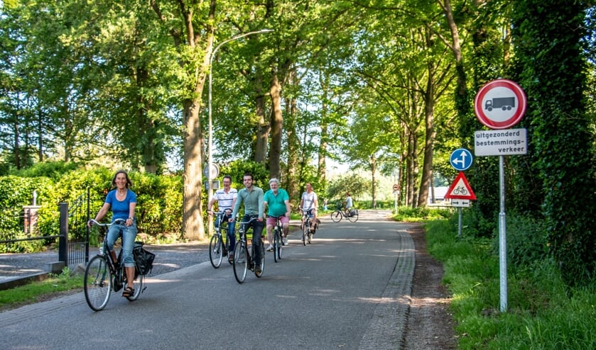 <p>Wethouder Paul Hofman en aanwonenden van de Almenseweg fietsen op een vrachtwagenvrije Almenseweg. Foto: Liesbeth Spaansen</p>