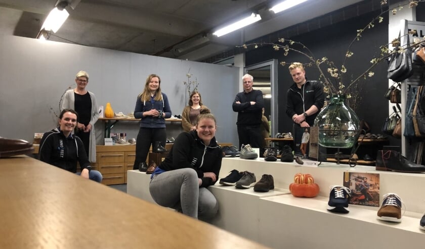 <p>De medewerkers van Innofeet, Schoenexpert en Gelria Schoenatelier staan klaar om vragen over voeten en schoenen te beantwoorden. Foto: PR</p>
