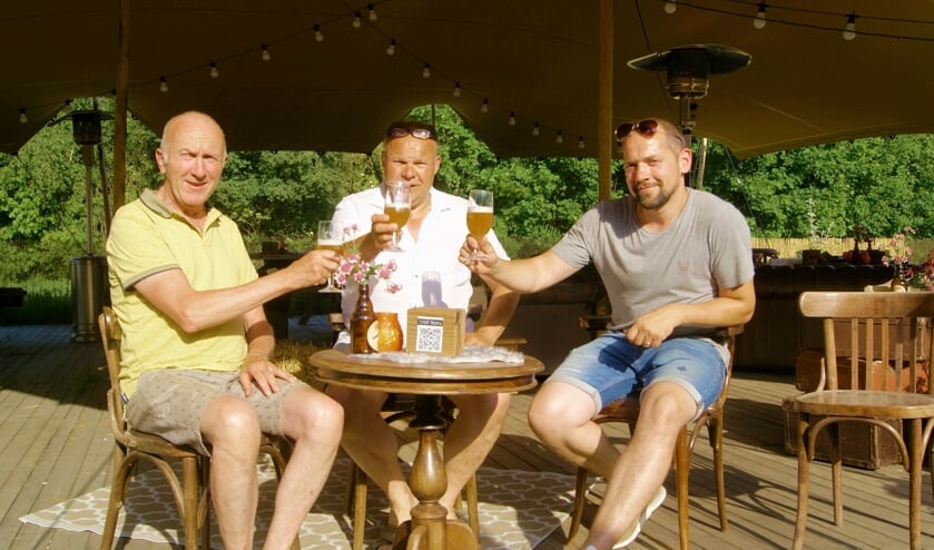 <p>De mannen proosten alvast samen. Foto: Eva Schipper</p>