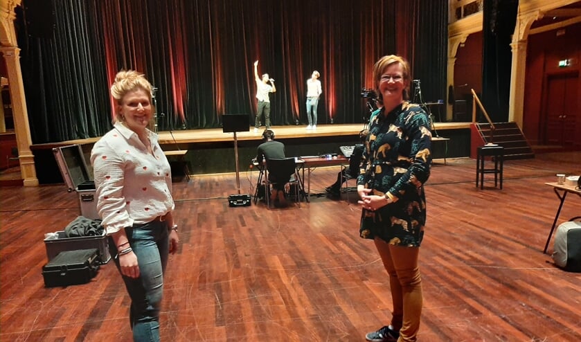 <p>Willeke Voskamp (l) en Madelon Meerbeek staken veel tijd in de voorbereiding van het online schoolfeest. Foto: Meike Wesselink</p>