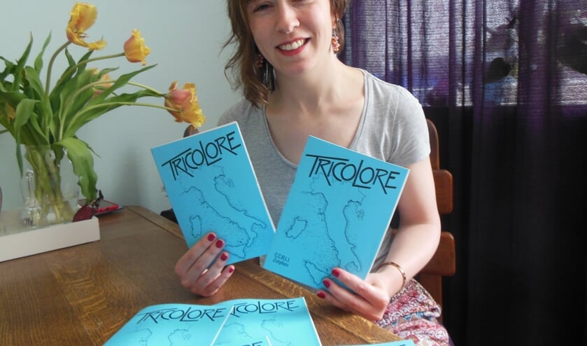 <p>Gaetana Ferla met een paar exemplaren van ‘Tricolore’, het verenigingsblad van het CCRLI. "Ik heb alle nummers en zal het nooit bij het oud papier zetten.” Foto: Eric Klop</p>