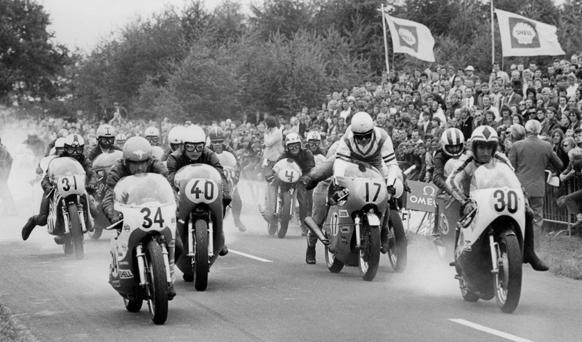 <p>Start 500cc in 1972 op de Varssel-Ring. Rijders o.a.: 30 Dave Simmonds GB, 36 Billie Nelson GB, 17 Henk Coelman NL, 40, Ernst Hiller D, 34 Jack Findlay AUS, 31 Keith Turner NZ. Simmons won. Foto Jan Burgers van wie in 2022 het boek Continental Circus deel 2 verschijnt!</p>