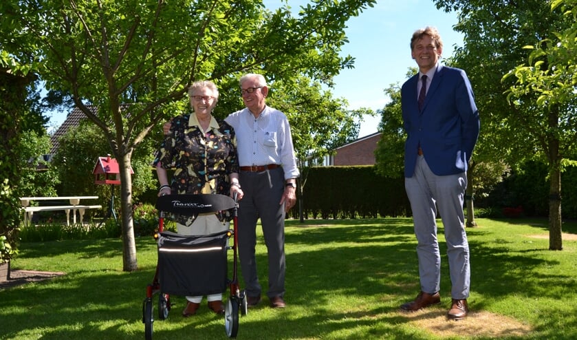 Bertus en Dinie Hoftijzer-Colenbrander met burgemeester Stapelkamp. Foto Karin Stronks