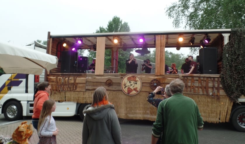 <p>Diverse straat-, buurtbewoners hadden zich zaterdagavond langs de Reurpop route geschaard waar men onder meer kon genieten van de band 'Opschaakl'n. Deze buurtbewoners hielden zich keurig aan de voorschriften door onderling afstand te houden. Foto: Jan Hendriksen.</p>