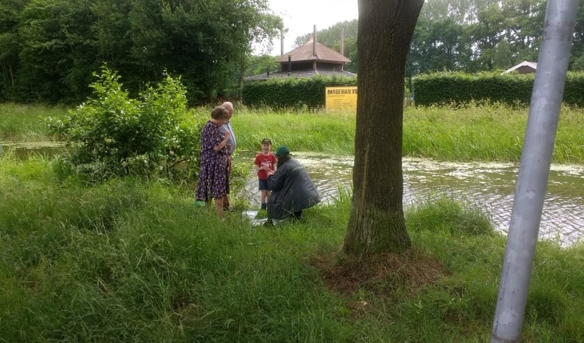 <p>De gidsen van IVN nemen de kinderen tijdens de Slootjesdag mee in de bijzondere onderwaterwereld van een sloot. Foto: PR</p>
