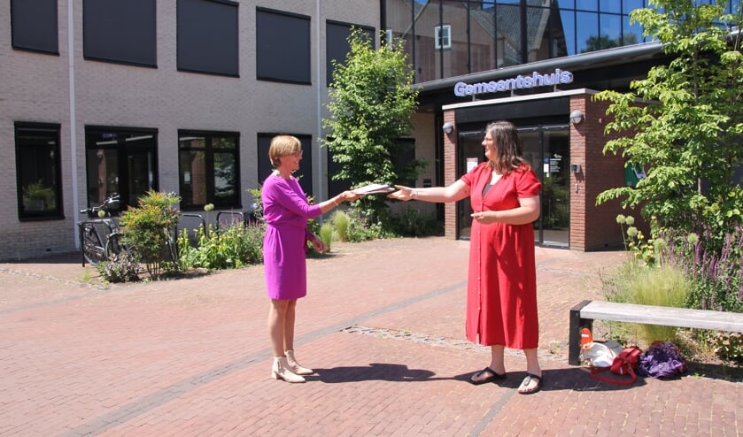 <p>Burgemeester Bronsvoort ontvangt uit handen van auteur Barbara Pavinati het boek Verzinhoofd. Foto: Annekée Cuppers</p>
