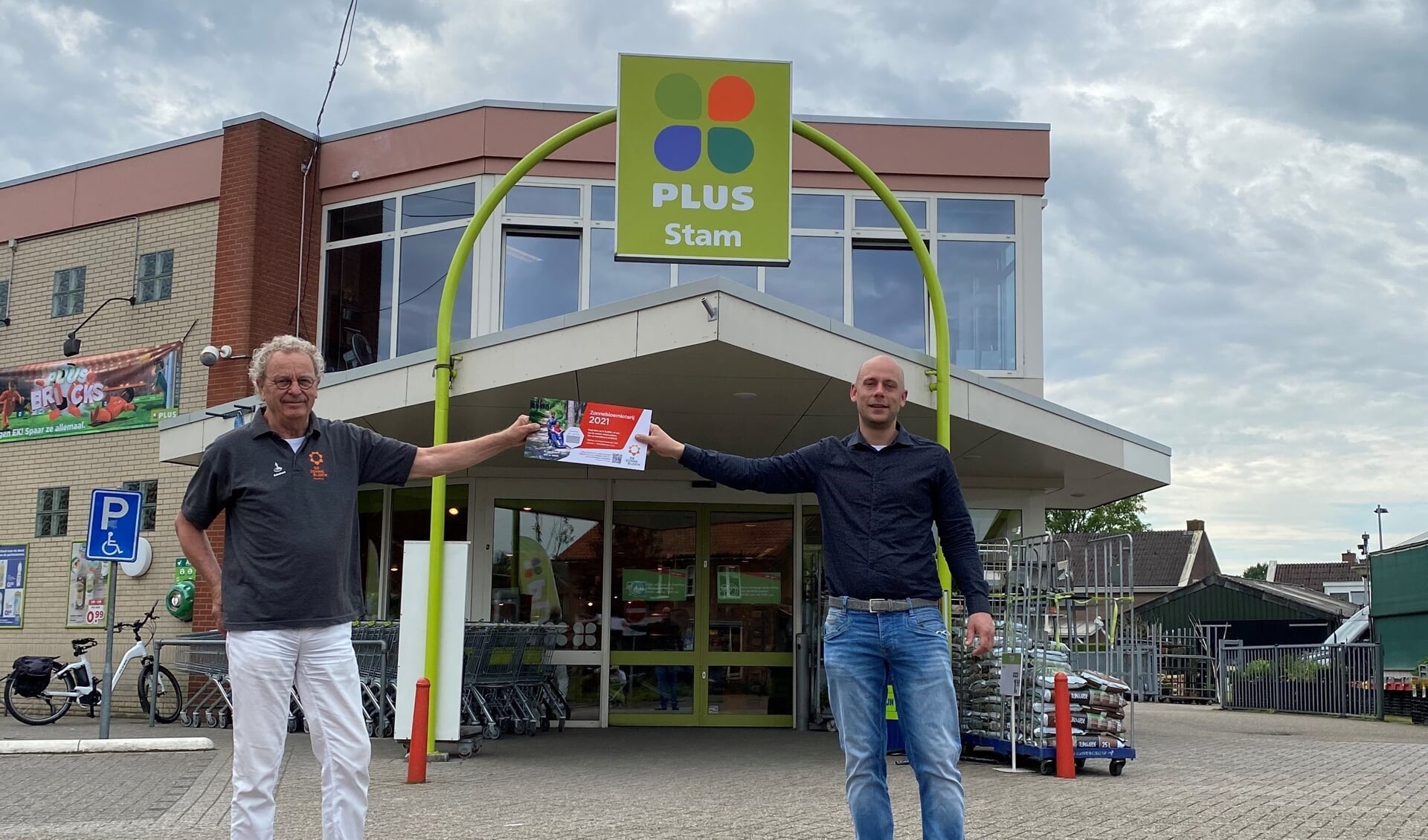 Pieter Stam, de nieuwe directeur/eigenaar van Plus Supermarkt Stam (r), gaf samen met Koos Luurs het startsein voor de verkoop van de zonnebloemloten in Ruurlo. Foto: PR 