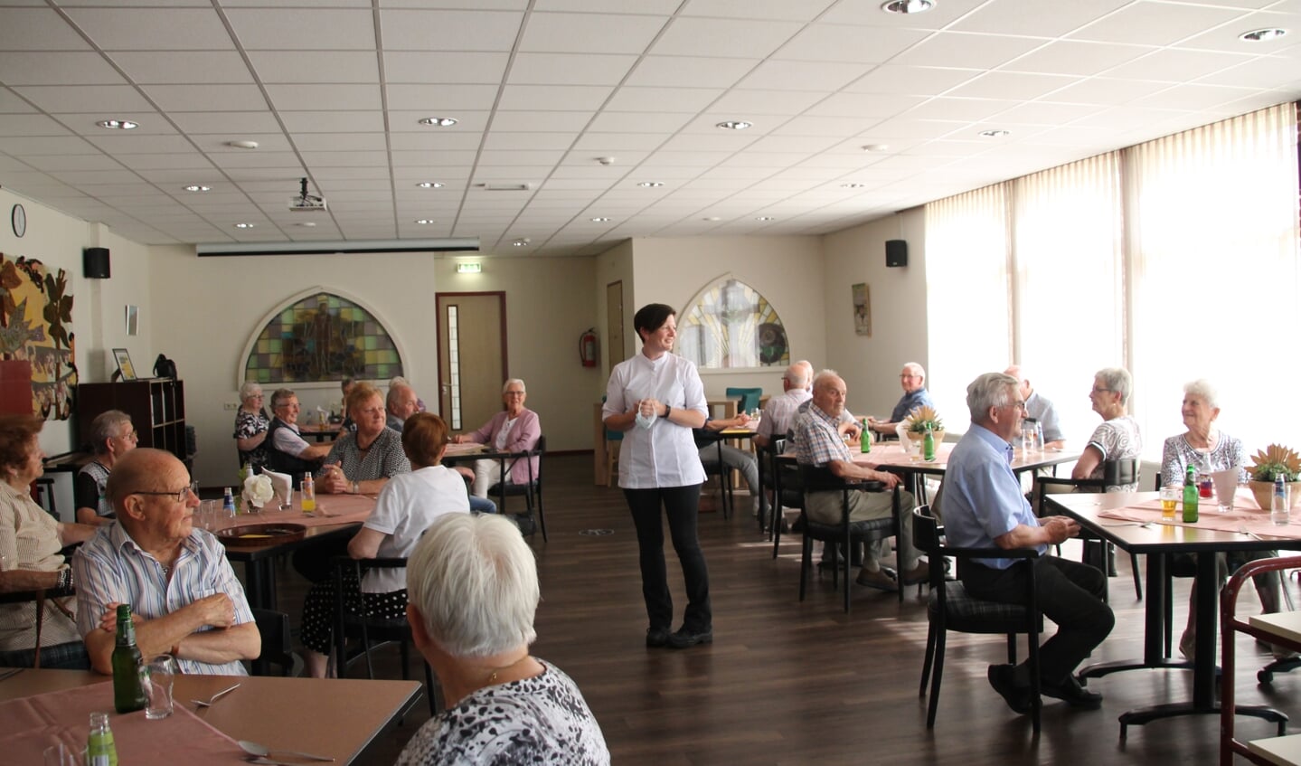 Kok Dionne Vrijdag vertelt de aanwezigen wat de pot schaft. Foto: Annekée Cuppers