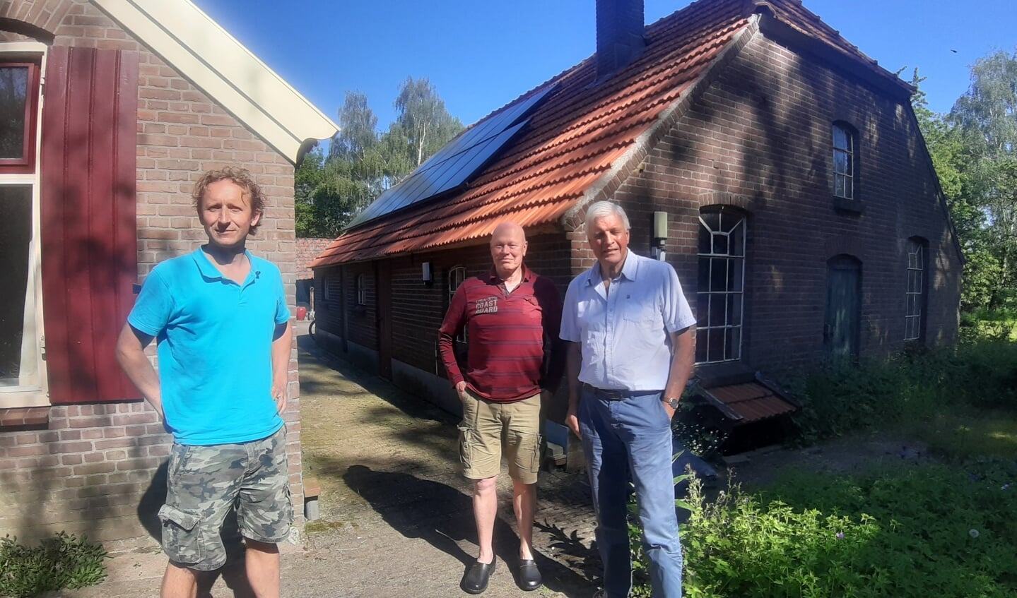Poseren voor een foto terwijl je tegen de zon moet inkijken. Dit valt nog niet mee, zo ervaren (van links naar rechts) Hiltjo Carp, Gerard Oud en Martien Pater. Zij zijn de voorzitters van respectievelijk Energiecoöperatie Wichmond-Vierakker, Energiecoöperatie de Groene Draad in Hengelo en Energiecoöperatie Vorden. Foto: Rudi Hofman