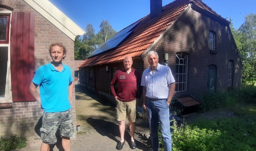 <p>Poseren voor een foto terwijl je tegen de zon moet inkijken. Dit valt nog niet mee, zo ervaren (van links naar rechts) Hiltjo Carp, Gerard Oud en Martien Pater. Zij zijn de voorzitters van respectievelijk Energiecoöperatie Wichmond-Vierakker, Energiecoöperatie de Groene Draad in Hengelo en Energiecoöperatie Vorden. Foto: Rudi Hofman </p>