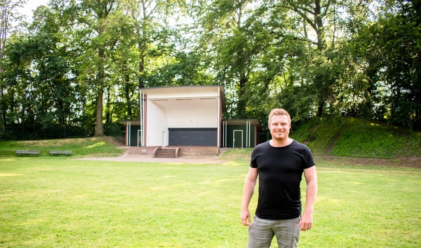 <p>Niek Lansink op het nu nog lege Muziekkoepel terrein. Foto: Milou Groot Kormelink</p>