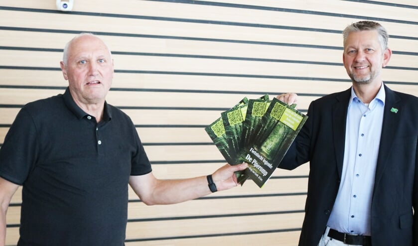 <p>Bertus Karssenberg (l), bood wethouder Eric-Jan de Haan (VVD) de fietstocht legende De Piperomp aan. Foto: Arjen Dieperink</p>