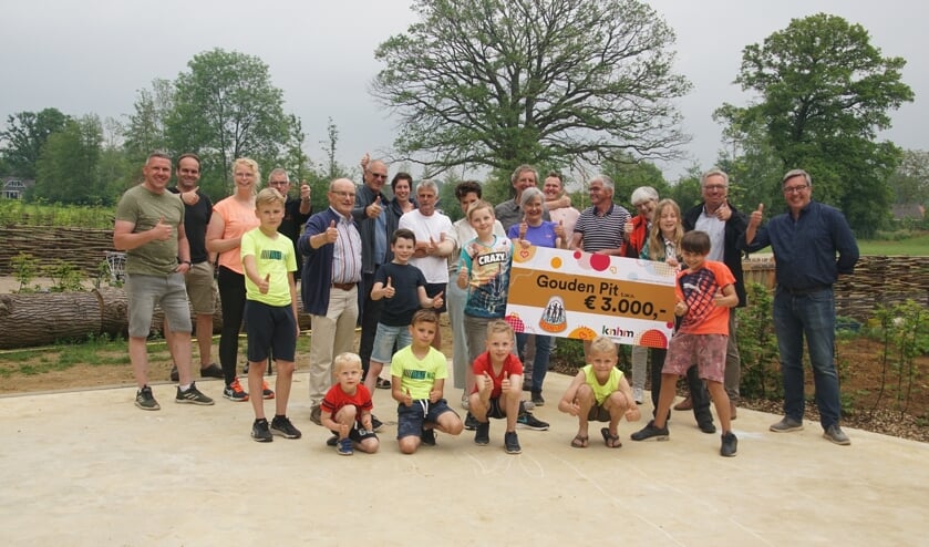 <p>Trots op de Gouden Pit en blij met de cheque voor het Nieuw Heurns Veld in De Heurne. Foto: Frank Vinkenvleugel </p>