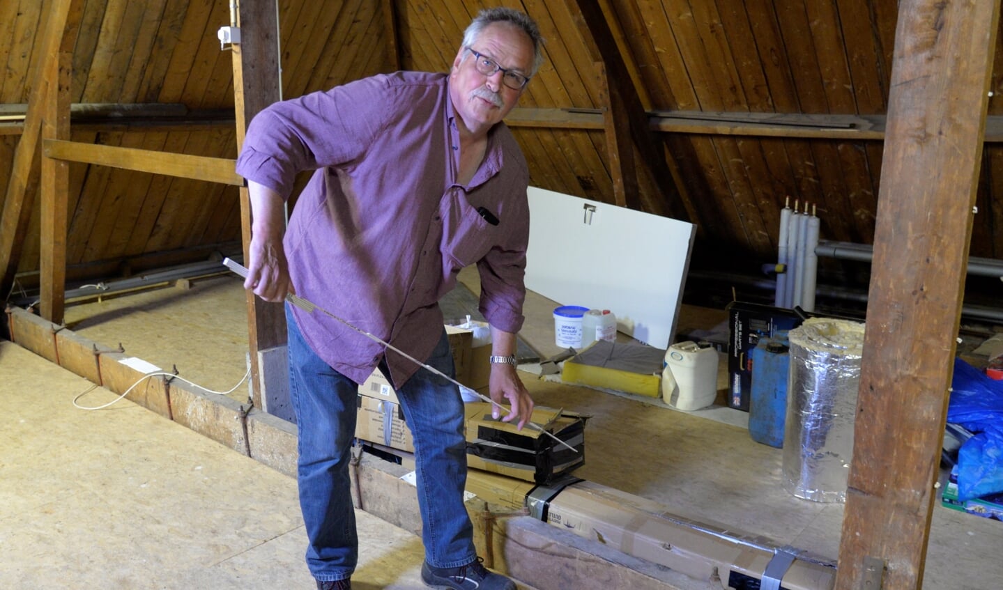 Meten is weten. Bert Schieven moet nog wat aanpassingen aanbrengen op de zolder van het Heidehuus vóórdat hij zijn oorlogscollectie er kan tentoonstellen. Foto: Gerrie Evers