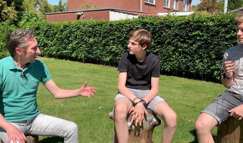 Sander Ris (links) in gesprek met Joran en Janiek (rechts) bij het Dorpshoes in Gelselaar. Foto: PR
