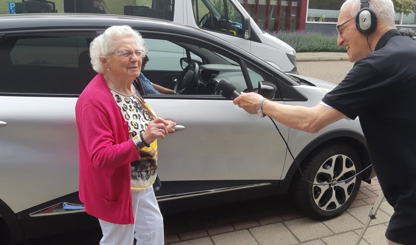 mevrouw Marietje Walterbos bij het instappen geïnterviewd door de ziekenomroep. Foto: Ferry Broshuis