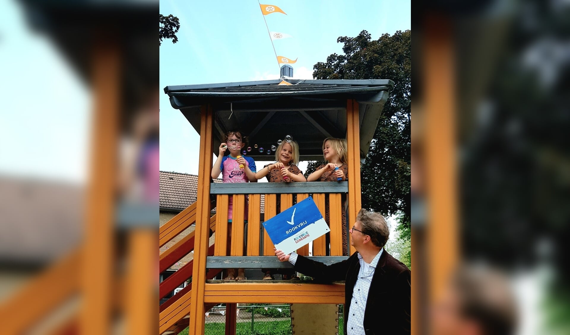 Wethouder van Zeijts (gezondheid) plaatste het eerste bord van de ‘rookvrije generatie’ bij Speelplek Pearsonplein. Foto: Gemeente Lochem