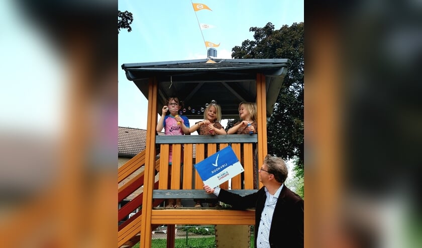 <p>Wethouder van Zeijts (gezondheid) plaatste het eerste bord van de ‘rookvrije generatie’ bij Speelplek Pearsonplein. Foto: Gemeente Lochem</p>