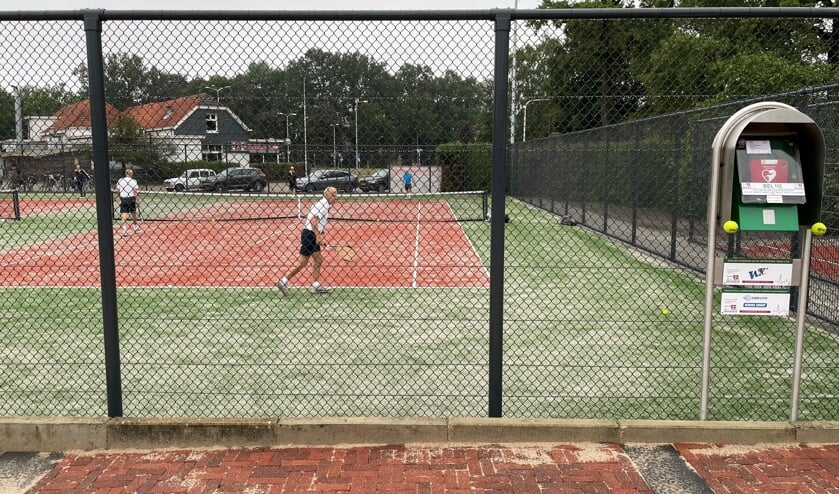 De RVS-zuil op het terras van het tennispark met daarin opgenomen de geavanceerde AED-kast van de WTC. Foto: PR