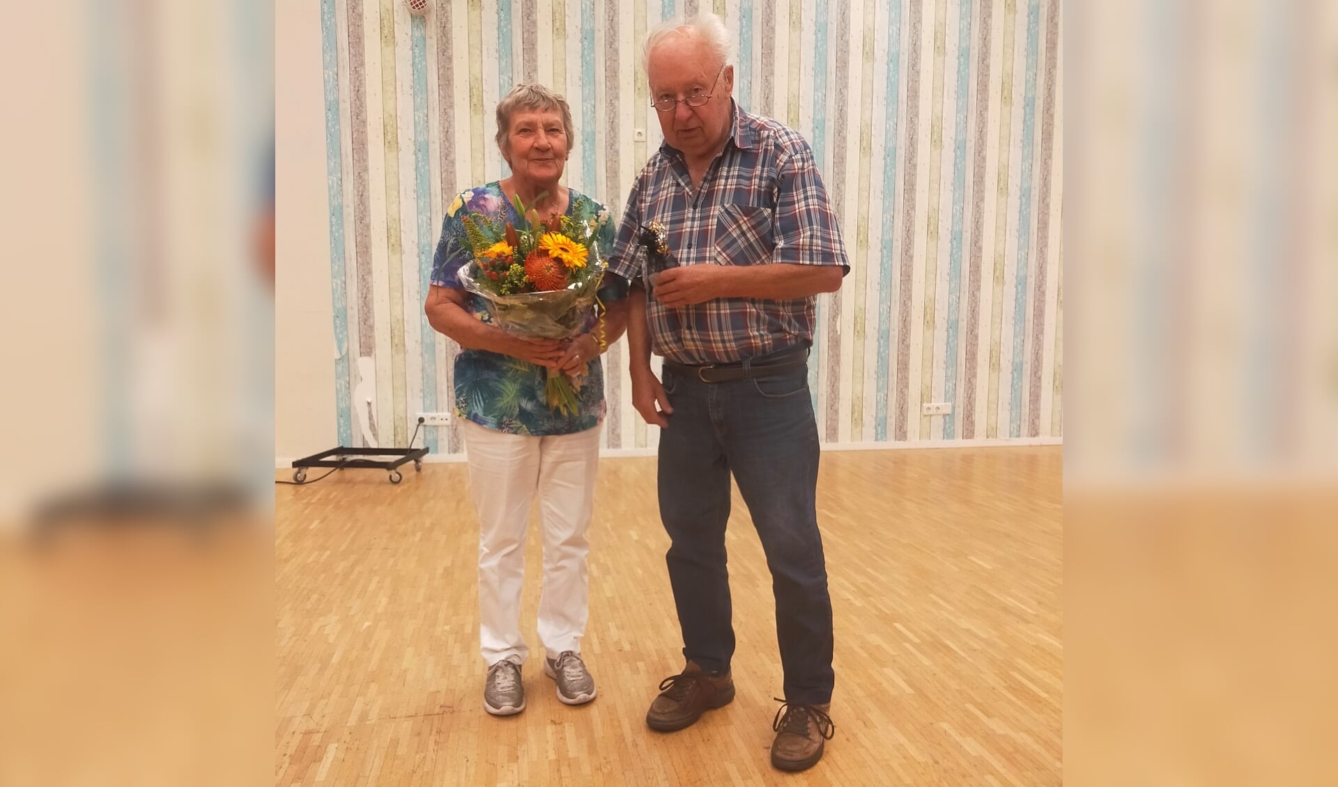 Wim en Lies van Maren werden gehuldigd met zilveren klompjes, bloemen en een drankje. Foto: Johan Braakman