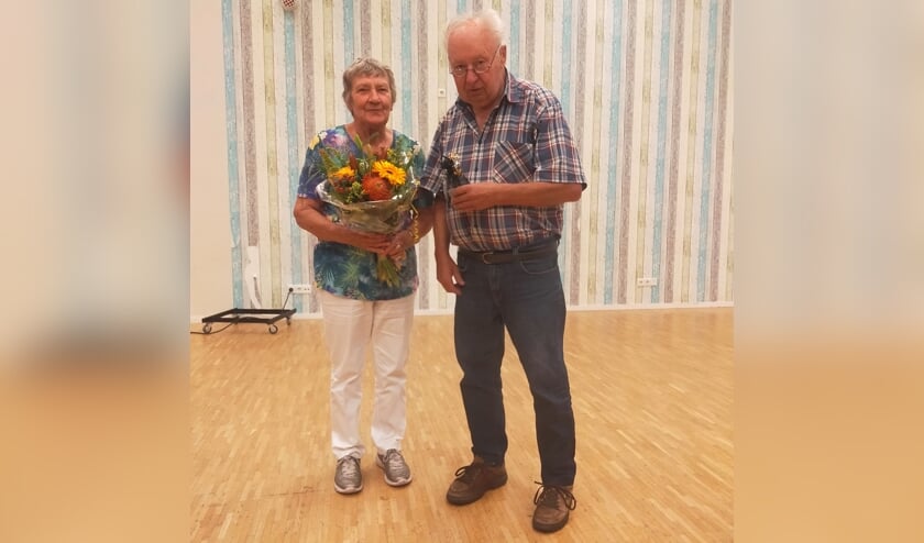 Wim en Lies van Maren werden gehuldigd met zilveren klompjes, bloemen en een drankje. Foto: Johan Braakman