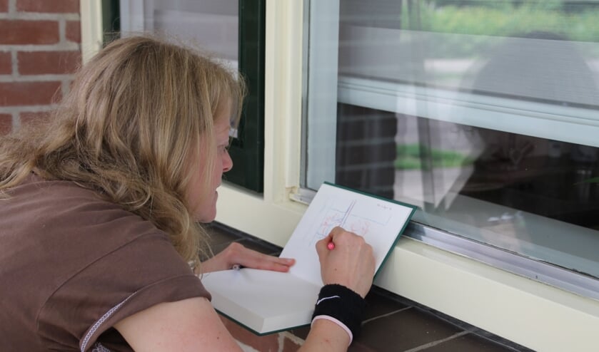 Vijftien minuten lang gluurt Nancy door het raam en maakt schetsen. Foto: Annekée Cuppers