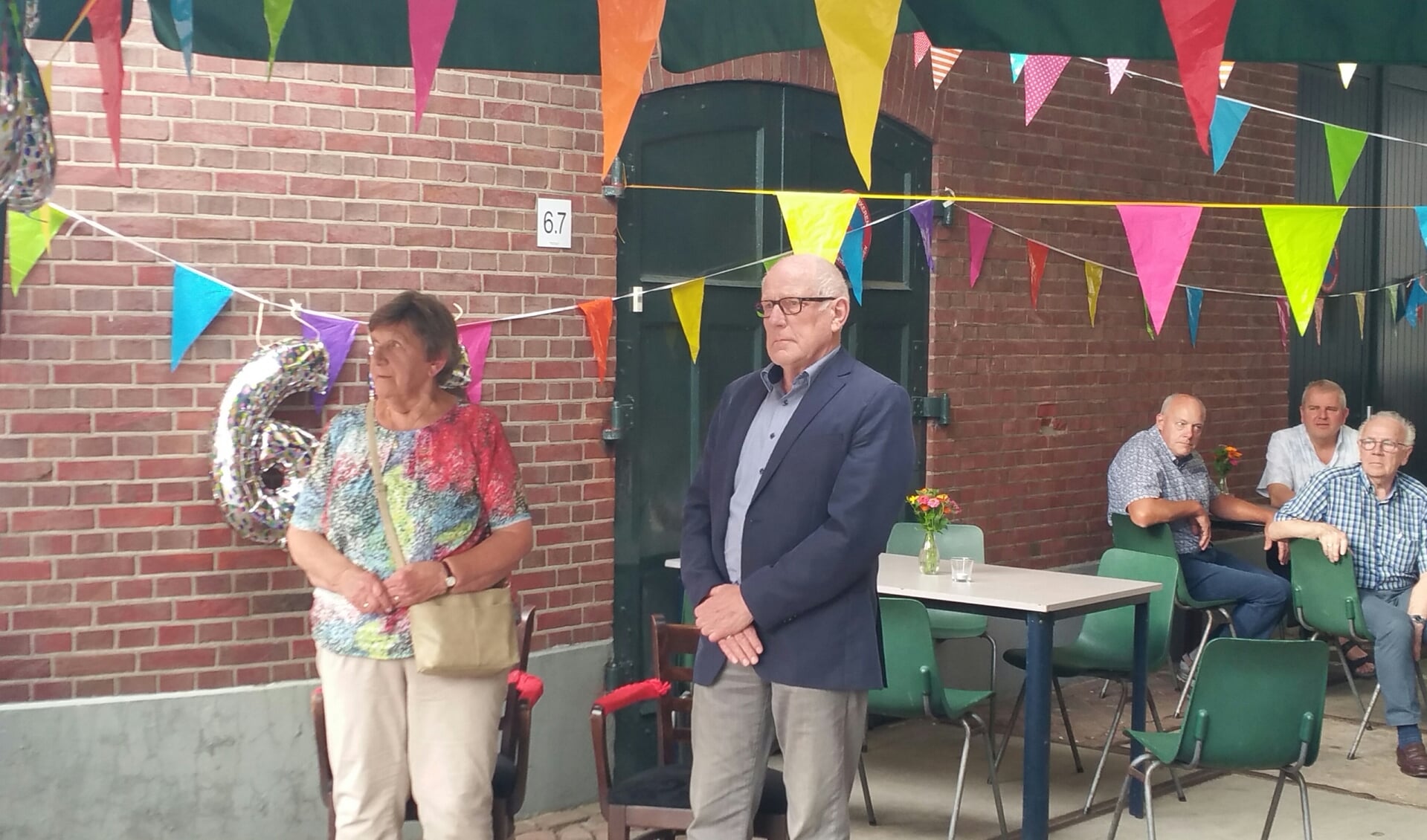 Wim Hietkamp en zijn vrouw Bertha luisteren naar de groep leden van Eendracht die speelde ter gelegenheid van het 65-jarig lidmaatschap van het oudste nog spelende lid van de Winterswijkse muziekvereniging. Foto: Bart Kraan
