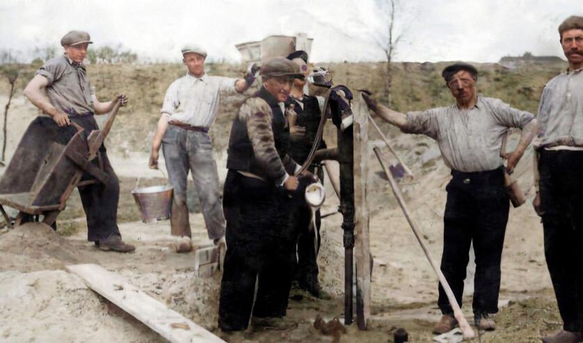 <p>Aalten, zwembad, crisisjaren, ingekleurde foto. Foto: Collectie Leo van der Linde</p>