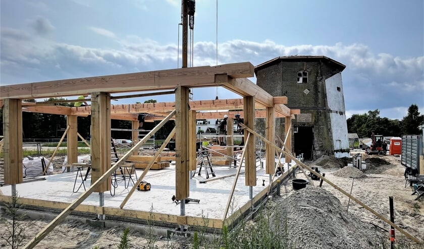 De countouren van de woning die aan de molen van Reudink wordt gebouwd worden zichtbaar. Foto: Henri Bruntink