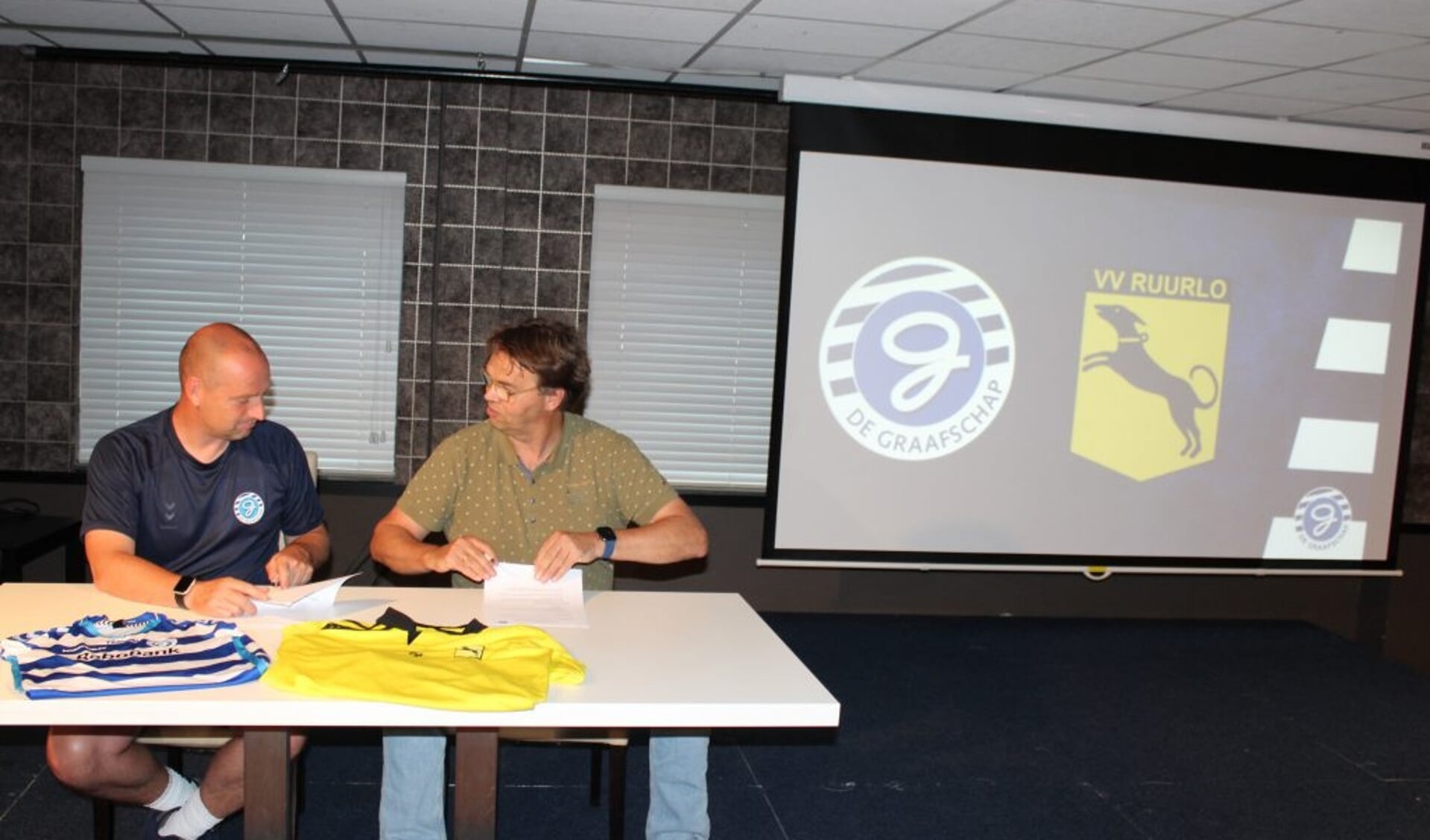 Voorzitter Henry Meutstege van VV Ruurlo (l) en Hoofd jeugdopleiding Jefta Bresser van De Graafschap ondertekenen de overeenkomst. Foto: PR.