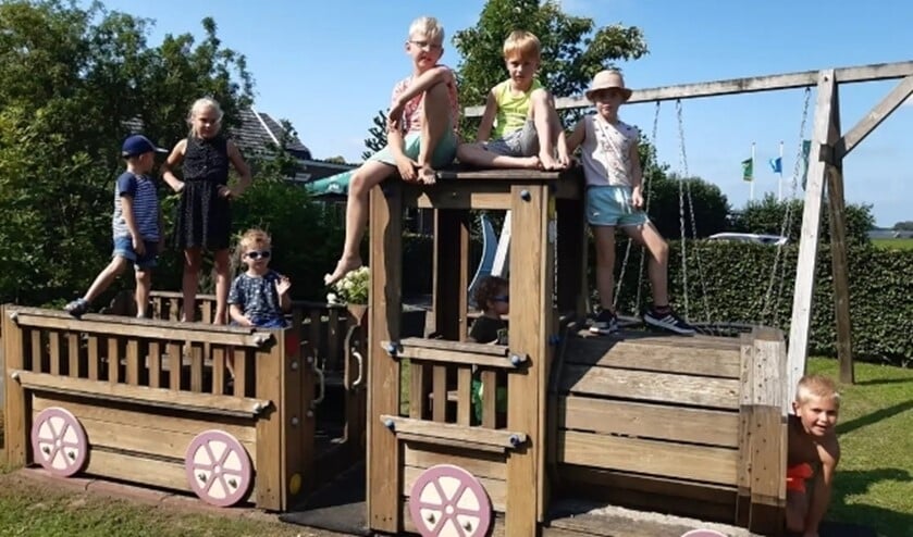 Kinderen van BSO Het Speelkwartier vermaken zich op de camping.
