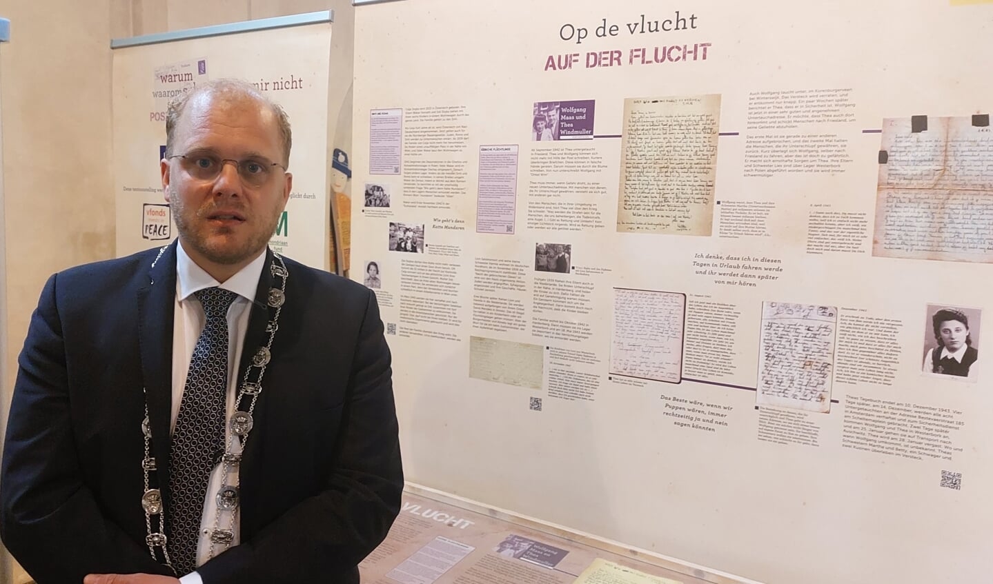 Burgemeester Joris Bengevoord opent de tentoonstelling ‘Waarom schrijf je me niet.’ Foto: Han van de Laar