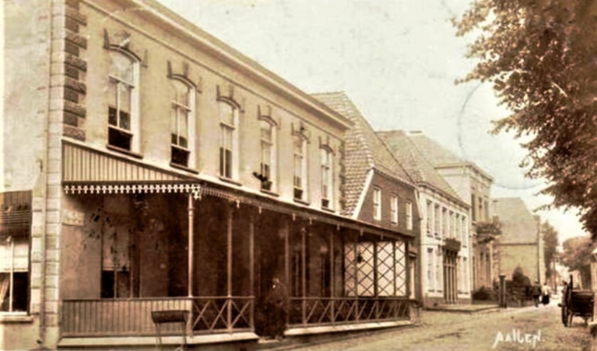 <p>Aalten, Landstraat fotokaart uit circa 1910. Ansichtkaart, collectie: Leo van der Linde</p>