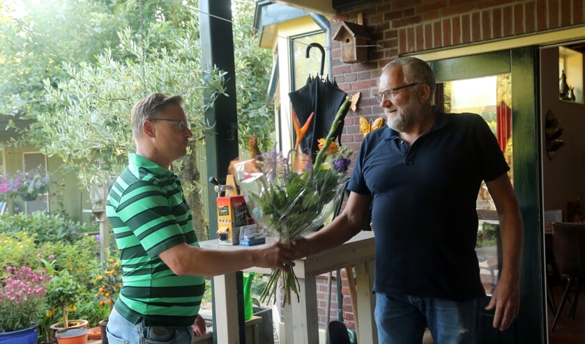 <p>Bloemen voor Marcel Geverink. Foto: Jaime Lebbink</p>