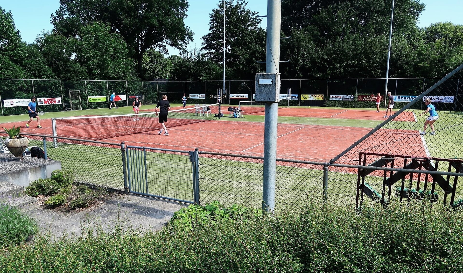 Een beeld van de finaledag van het tennistoernooi ‘Lievelde Open’. Foto: Theo Huijskes
