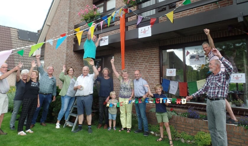 <p>De buren van Ria van Vleuten (midden) hadden het huis van de moeder van de gouden Olympische medaillewinnares spontaan versierd. Foto: Jan Hendriksen.</p>