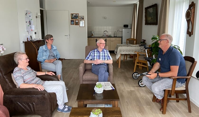 Wooncoach Jos Boersma (rechts) met meneer en mevrouw Klijn Hesselink en dochter Ina. Foto: Marijn Ebing