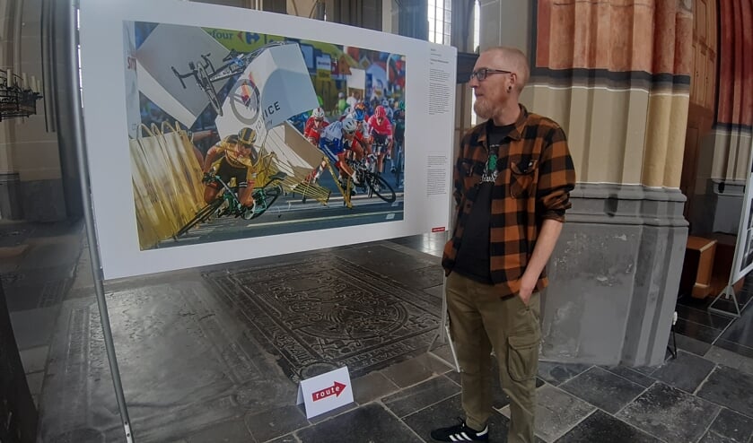 <p>Deze foto van Tomasz Markowski van de door wielrenner Dylan Groenewegen veroorzaakte crash tijdens de eerste etappe van de Ronde van Polen is een van de favorieten van Tim Wengelaar, de huismeester van de Walburgiskerk. Foto: Rudi Hofman</p>