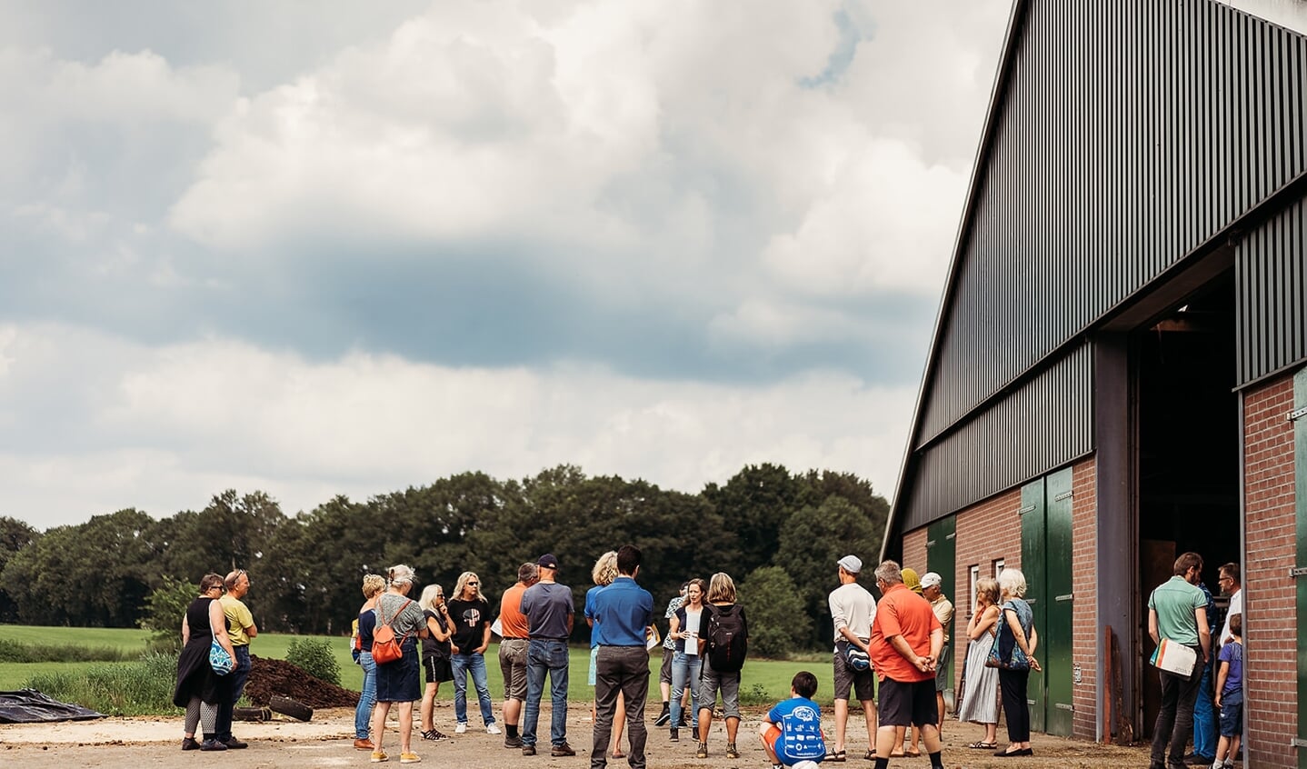 Belangstellenden op de deelgenotendag kregen van Joanne Malotaux (midden) een rondleiding op de boerderij. Foto: Josine Breukink.