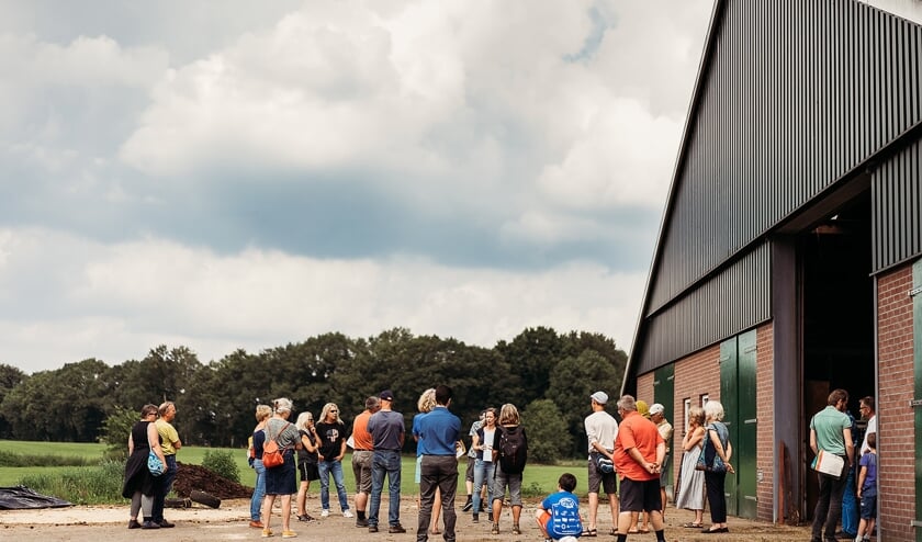 <p>Belangstellenden op de deelgenotendag kregen van Joanne Malotaux (midden) een rondleiding op de boerderij. Foto: Josine Breukink. </p>