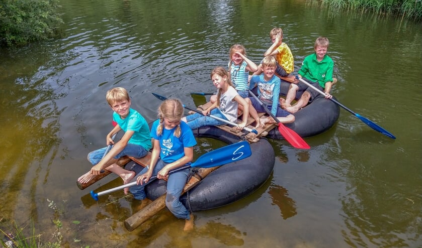 <p>Op het water roeiden de zeven welpen van Scouting Sweder van Voorst keuring rond het eilandje en terug naar de aanlegplaats. Foto: Liesbeth Spaansen</p>