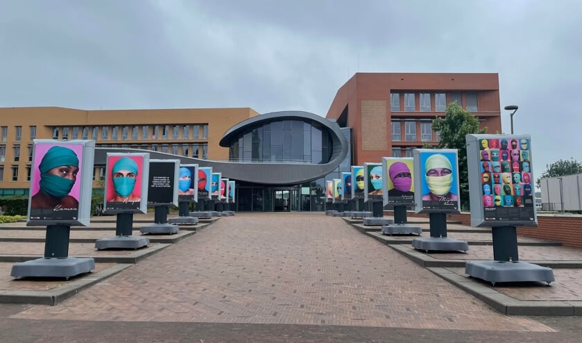 Overzichtsfoto van de tentoonstelling bij het Lochemse gemeentehuis/ Foto: Henri Bruntink