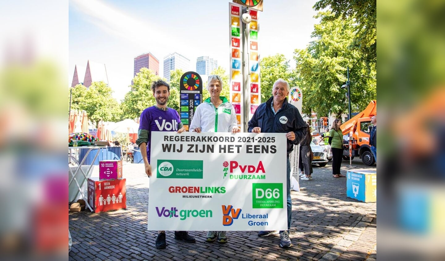 Marleen van der Meulen (midden) tijdens de aanbieding van het manifest voor duurzame doelen in Den Haag. Eigen foto