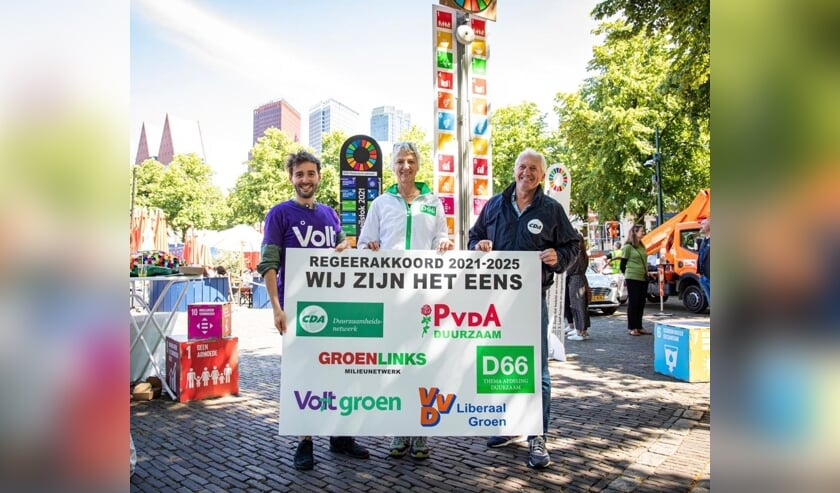 <p>Marleen van der Meulen (midden) tijdens de aanbieding van het manifest voor duurzame doelen in Den Haag. Eigen foto</p>