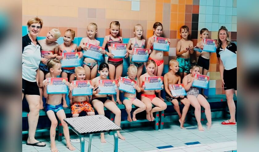 Gefeliciteerd met je zwemdiploma! Foto: AquaFit