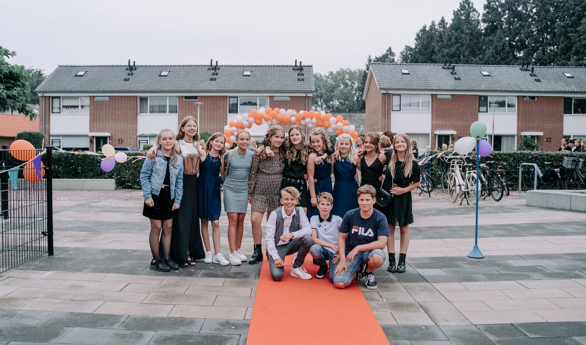 In gala arriveerden de dertien leerlingen van groep 8 op hun afscheidsfeest van basisschool Rozengaardsweide. Foto: Lisa Ankersmid fotografie
