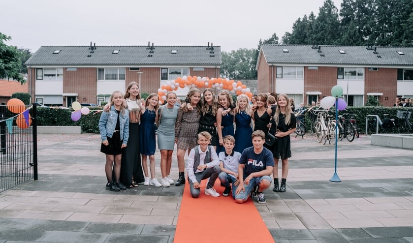<p>In gala arriveerden de dertien leerlingen van groep 8 op hun afscheidsfeest van basisschool Rozengaardsweide. Foto: Lisa Ankersmid fotografie</p>