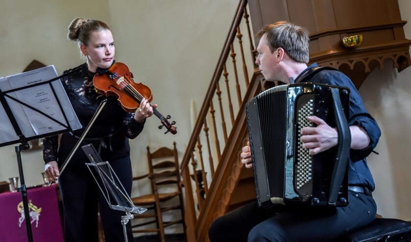 <p>Coraline Groen en Robbrecht van Cauwenberghe tijdens hun concert in de Kluntjespot. Foto: Martine Siemens</p>