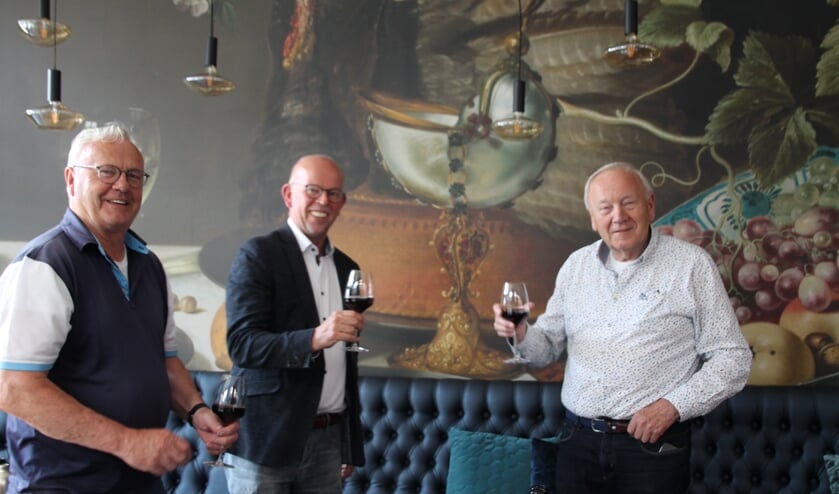 <p>Vlnr: Theo Wessels, Hans Pillen en Berry Nales proosten op een mooie doorstart van De Koppelpaarden. Foto: Annekée Cuppers</p>