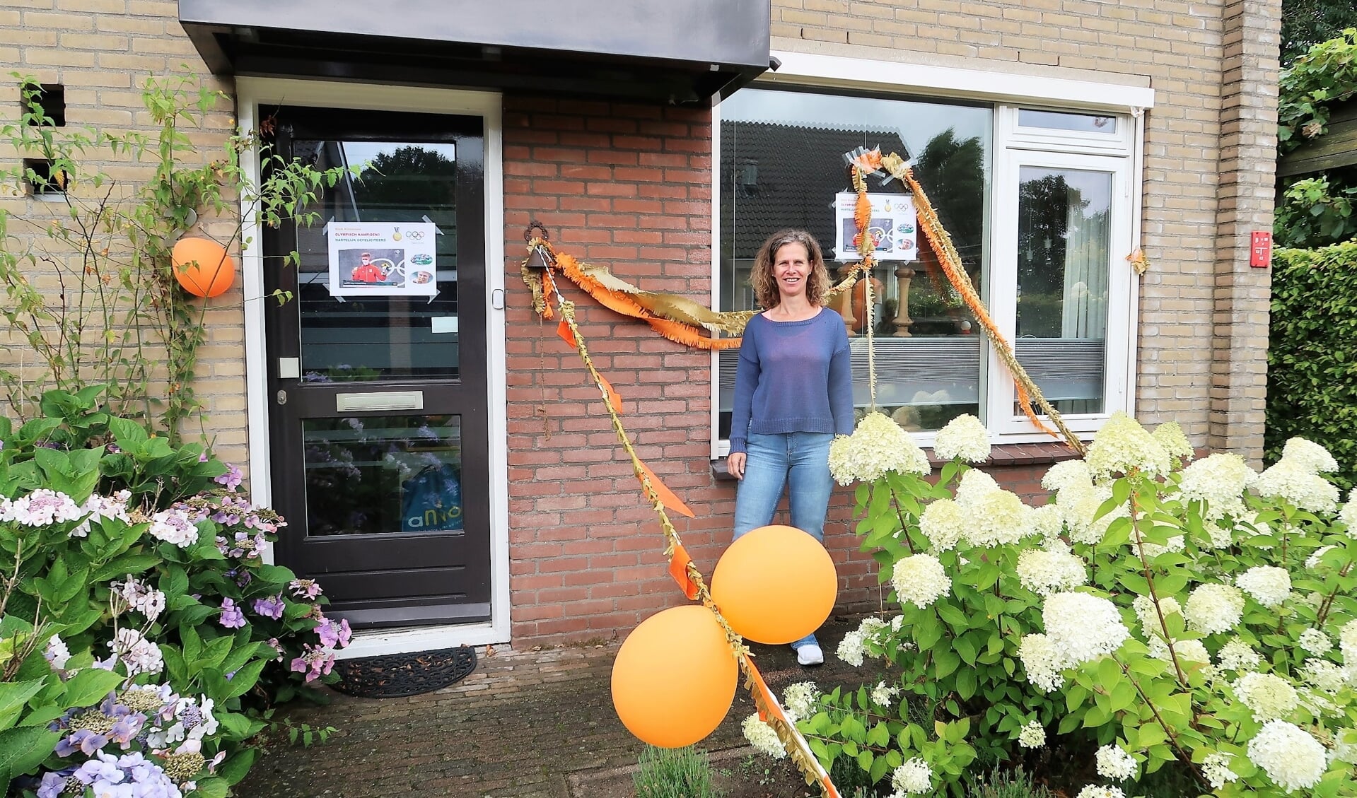 Caroline Maarse bij haar versierde woning in Groenlo. Foto: Theo Huijskes